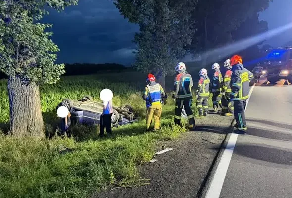 Dachowanie na DK5 w Sadach Dolnych – jedna osoba w szpitalu