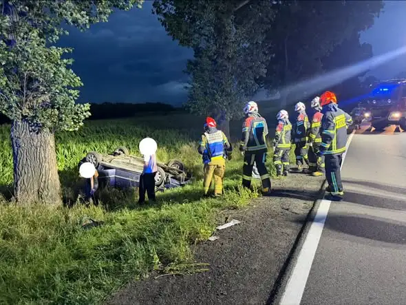 Dachowanie na DK5 w Sadach Dolnych – jedna osoba w szpitalu