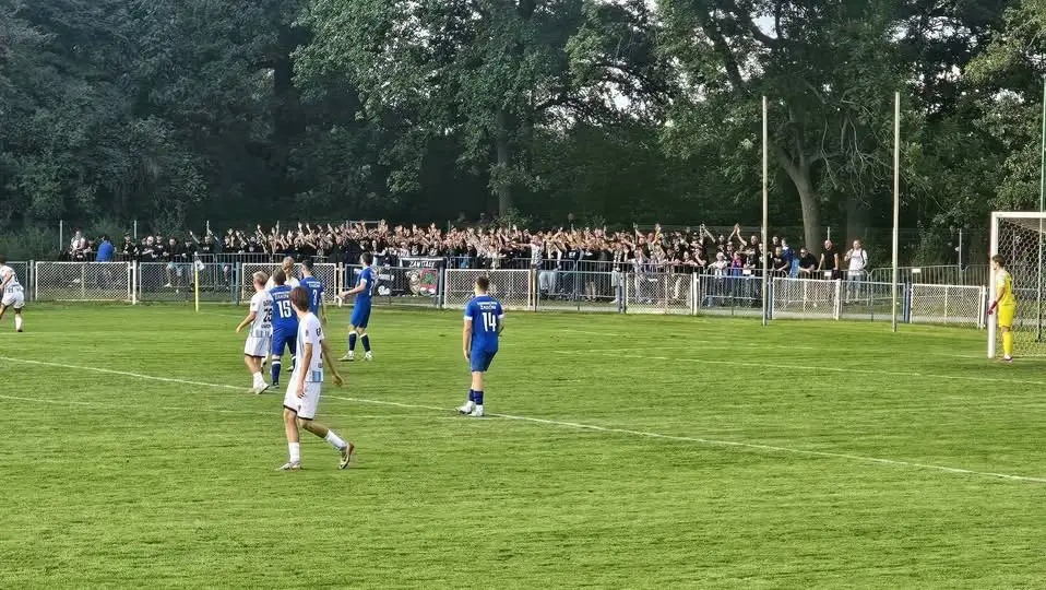 Kibice Górnika Świdnica z delegacją Polonii dopingowali w Żarowie. Wygrana 3:2!