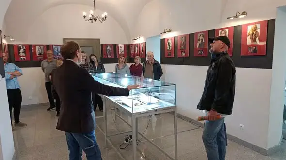 Ponad 10 tysięcy autografów w kolekcji „Fryty” – wystawa w Strzegomiu