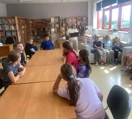 Czwartoklasiści poznali tajniki szkolnej biblioteki