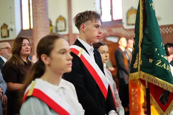 Żarów: 80-lecie Zespołu Szkół im. Jędrzeja Śniadeckiego – msza i poświęcenie sztandaru