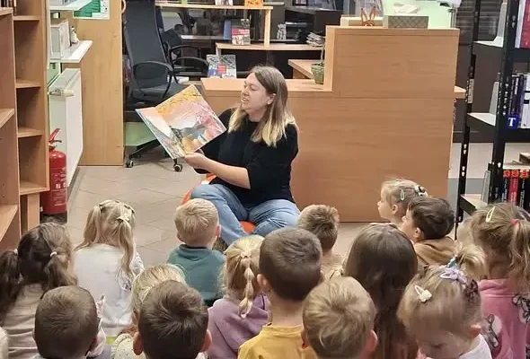 Jesienne Misie w bibliotece – radosna wizyta przedszkolaków