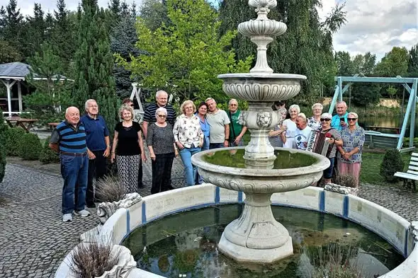 Seniorzy z Żarowa na wycieczce do Uciechowa i Dziećmorowic