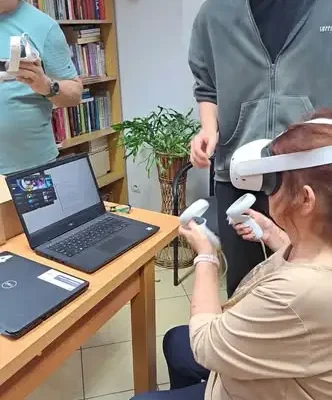 Wirtualne muzeum w Strzegomiu: młodzież uczy seniorów obsługi gogli VR