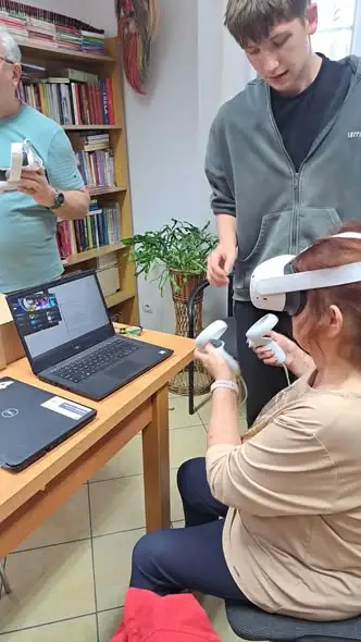 Wirtualne muzeum w Strzegomiu: młodzież uczy seniorów obsługi gogli VR