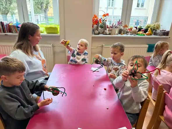 Szyszki zamieniły się w pająki – kreatywne spotkanie Grupy Maleństwa
