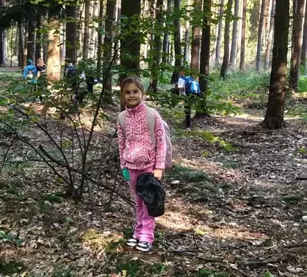 Leśna wyprawa zerówki i klasy 1 – dzieci sprzątały las i uczyły się od leśników