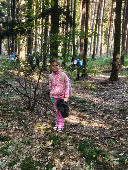Leśna wyprawa zerówki i klasy 1 – dzieci sprzątały las i uczyły się od leśników