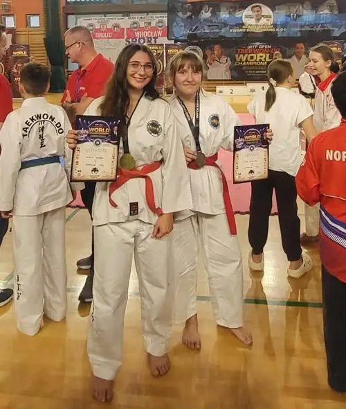 Uczniowie szkoły w Kątach Wrocławskich z medalami Otwartych Mistrzostw Świata Taekwon-Do UITF 2026