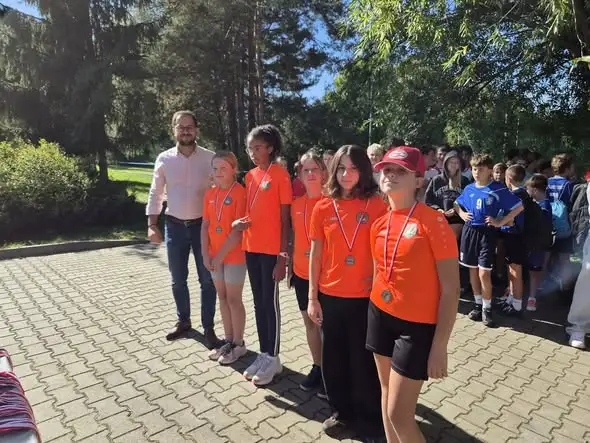 Sztafetowe biegi przełajowe w Świebodzicach – sportowa rywalizacja szkół podstawowych
