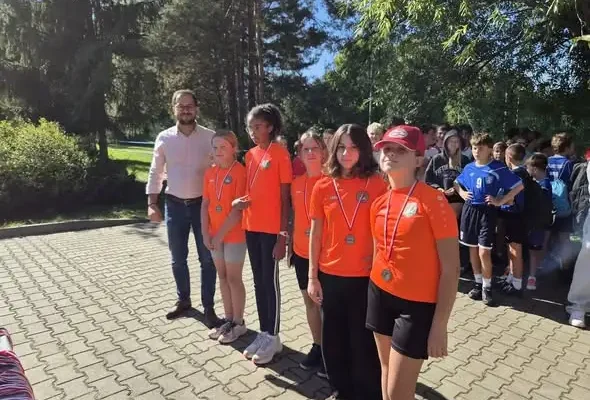 Sztafetowe biegi przełajowe w Świebodzicach – sportowa rywalizacja szkół podstawowych