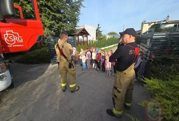 Strażacy z OSP Świdnica odwiedzili przedszkolaków z „Promyka”