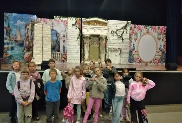 Uczniowie z wizytą w teatrze – „Lampa Alladyna” zachwyciła młodych widzów