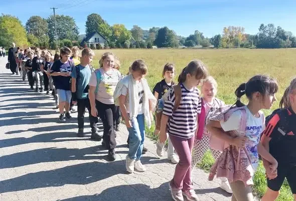 Rajd pieszy „Barwy Jesieni” – uczniowie z Rączek na szlaku do Stanicy Harcerskiej