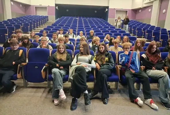 Uczniowie klas VIII i VII b na spektaklu „Świteź i Soplicowo”
