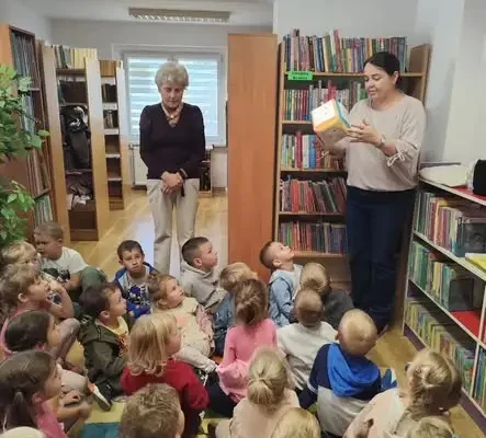 Dzieci z grup Smerfy i Misie odkrywały świat emocji w bibliotece