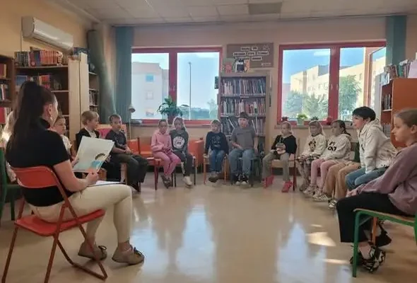 Lekcja biblioteczna w Żarowie: uczniowie klasy 2c rozmawiali o wierze w siebie