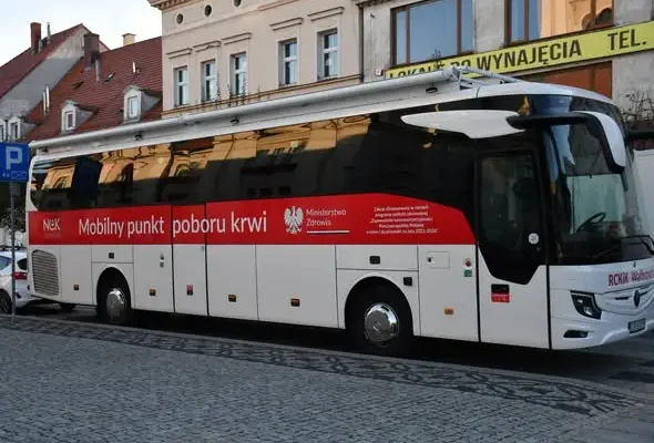 Krwiobus przy Świebodzickim Ratuszu czeka na dawców do 13:00