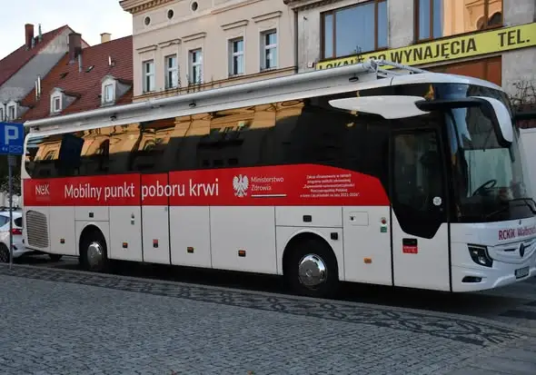 Krwiobus przy Świebodzickim Ratuszu czeka na dawców do 13:00