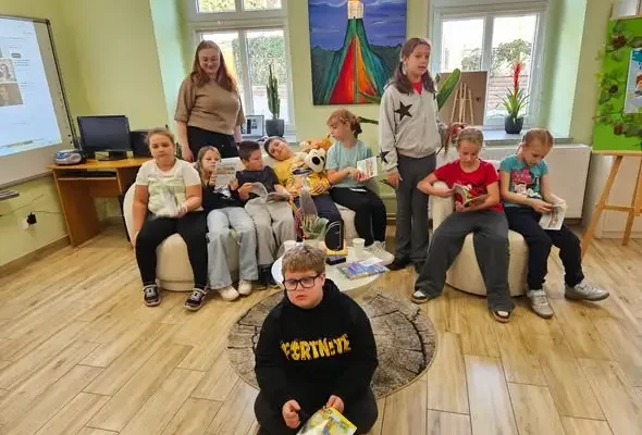 Dzień Głośnego Czytania w Dobromierzu – uczniowie klasy III odwiedzili bibliotekę