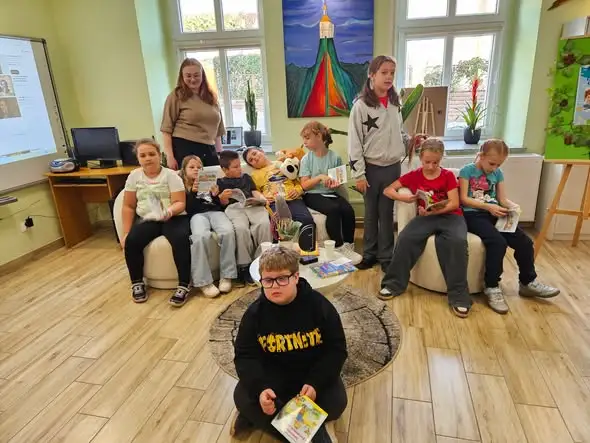 Dzień Głośnego Czytania w Dobromierzu – uczniowie klasy III odwiedzili bibliotekę