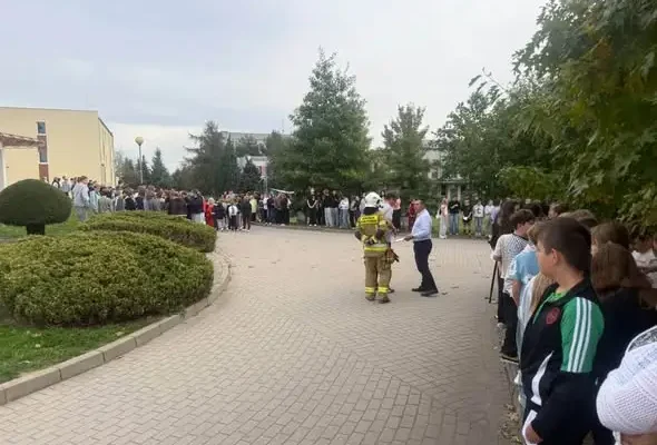 Próbna ewakuacja w Szkole Podstawowej w Żarowie pod okiem strażaków