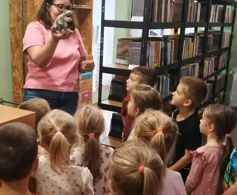 Dzień Uśmiechu w bibliotece: Kubusie, książki i kolorowe portrety