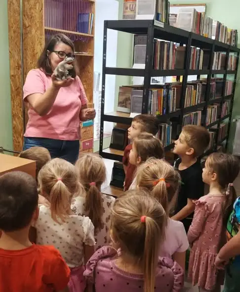Dzień Uśmiechu w bibliotece: Kubusie, książki i kolorowe portrety